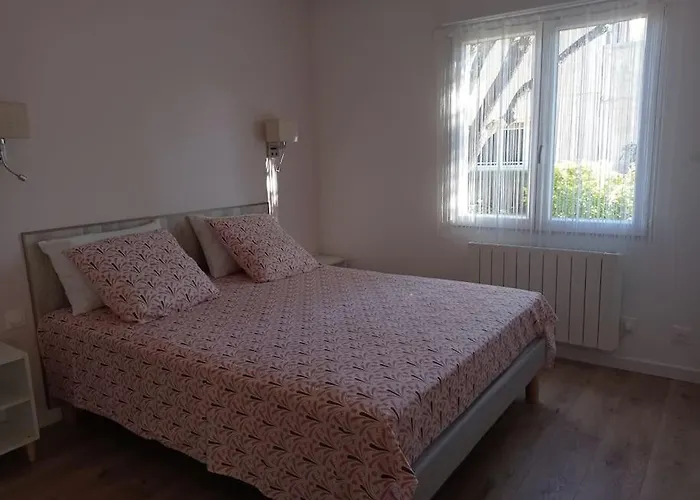 Petite Maison Dans Un écrin De Verdure * Les Angles (Gard)