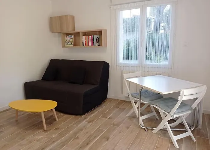 Petite Maison Dans Un écrin De Verdure