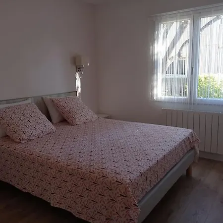 Petite Maison Dans Un Ecrin De Verdure * Les Angles (Gard)